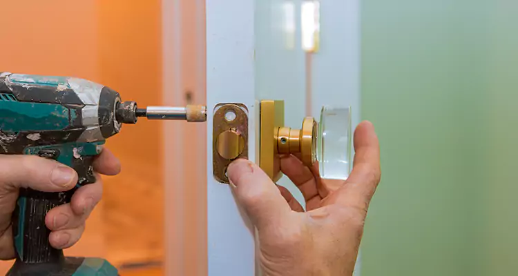 Broken Door Knob Fix in Meadow Woods, FL